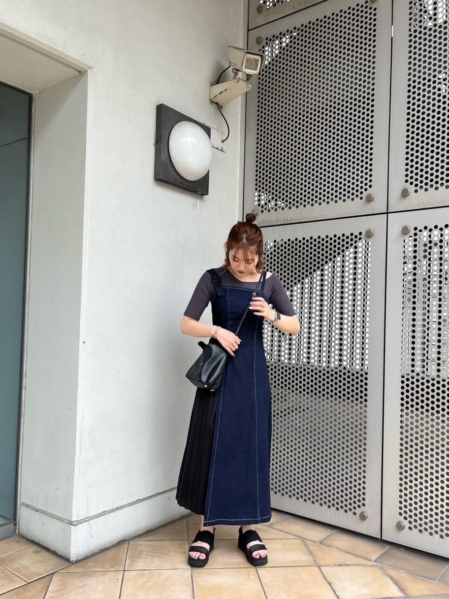 ブラック系のサンダル、ブルー系のワンピース、グレー系のニット/セーターを着用したレディースの夏コーディネートの2枚目の写真