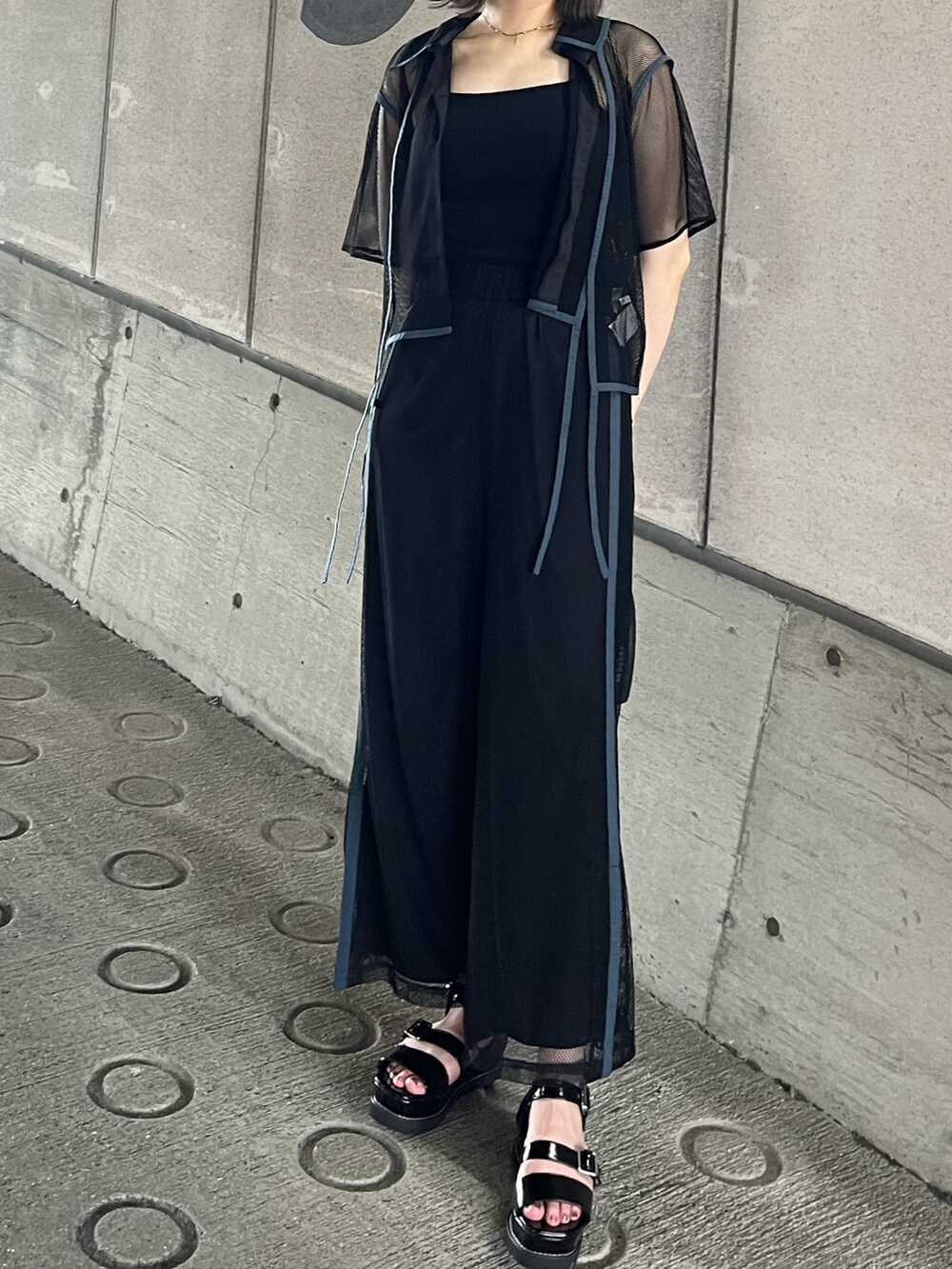 ブラック系のシャツ/ブラウス、ブラック系のスウェットパンツ、ブラック系のサンダルを着用したレディースの夏コーディネートの4枚目の写真