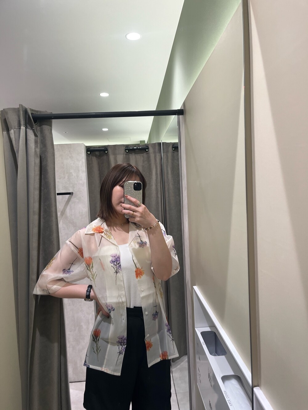 ホワイト系のシャツ/ブラウス、ホワイト系のニット/セーター、ブラック系のその他パンツを着用したレディースの春コーディネートの2枚目の写真