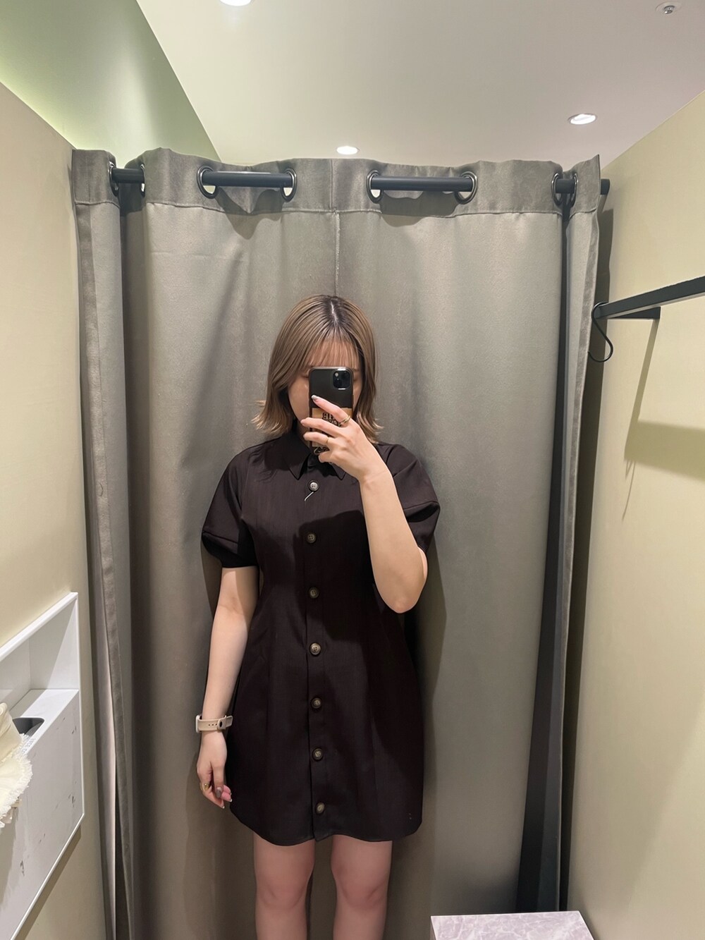 ブラウン系のワンピース、ホワイト系のハットを着用したレディースの春コーディネートの2枚目の写真