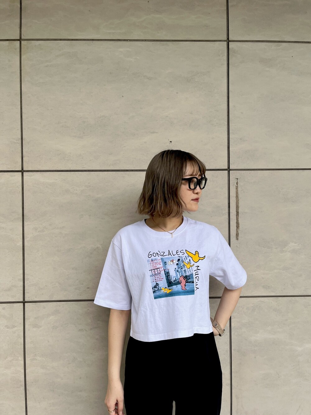 ホワイト系のTシャツ/カットソー、ブラック系のハンドバッグを着用したレディースの春コーディネートの3枚目の写真