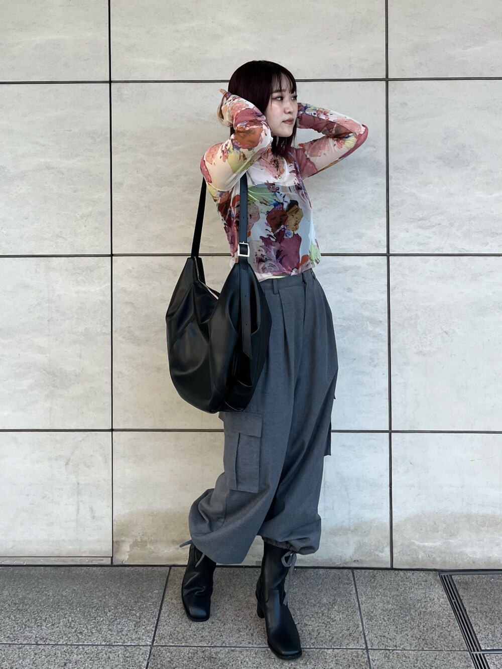 グレー系のカーゴパンツ、ブラック系のブーツ、ホワイト系のTシャツ/カットソーを着用したレディースの夏コーディネートの2枚目の写真