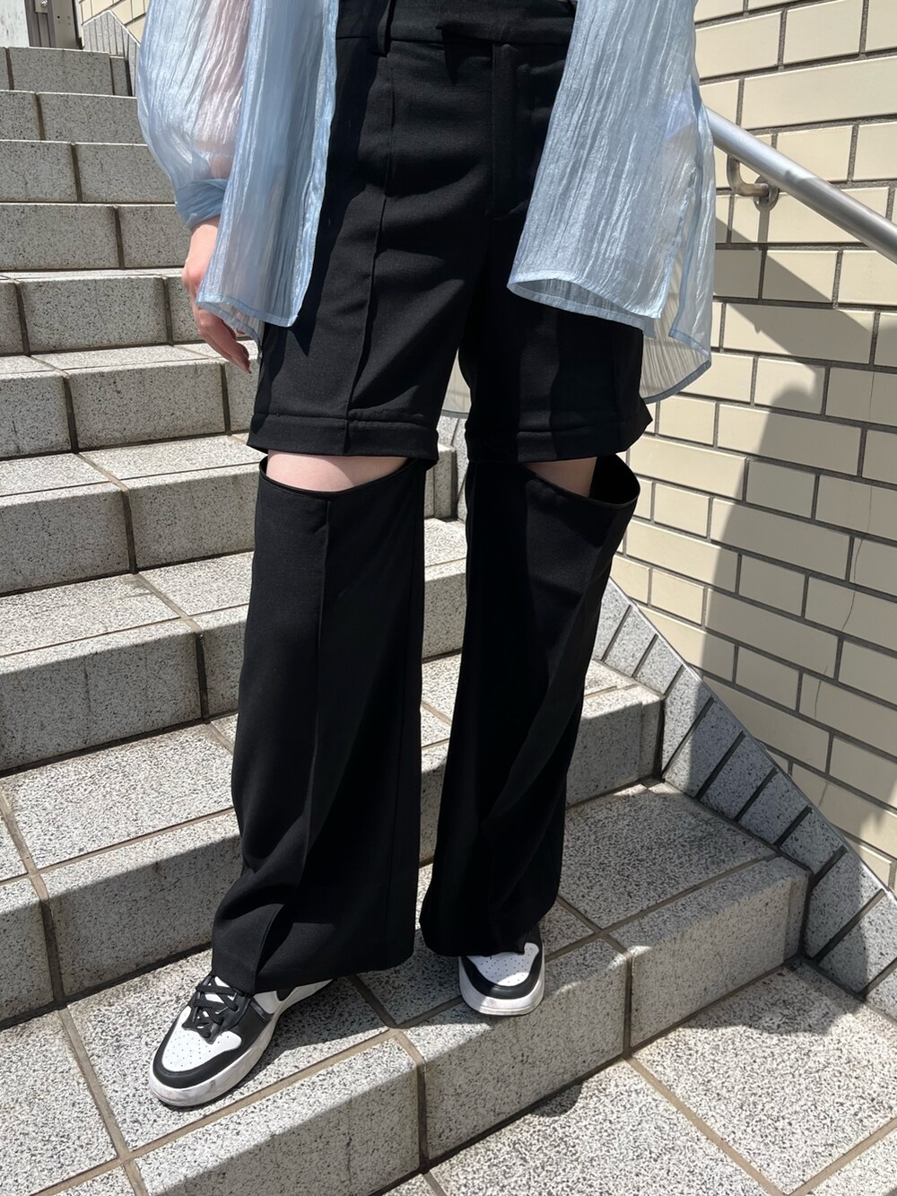 ブルー系のシャツ/ブラウス、ブラック系のスラックス、ホワイト系のTシャツ/カットソーを着用したレディースの春コーディネートの6枚目の写真
