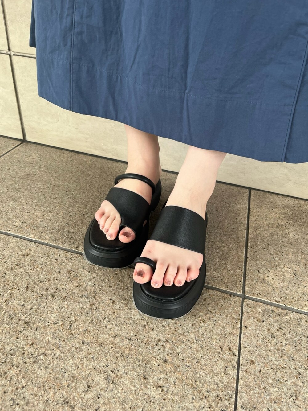 ブルー系のワンピース、ホワイト系のシャツ/ブラウス、ブラック系のサンダルを着用したレディースの夏コーディネートの6枚目の写真