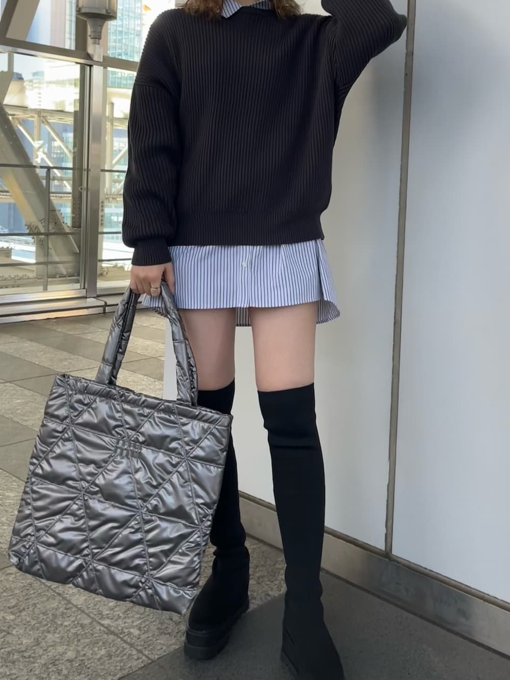 ブラック系のワンピース、グレー系のニット/セーター、グレー系のトートバッグを着用したレディースの冬コーディネートの6枚目の写真