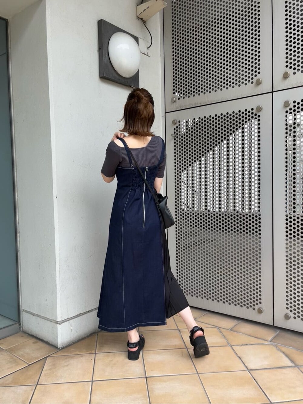 ブラック系のサンダル、ブルー系のワンピース、グレー系のニット/セーターを着用したレディースの夏コーディネートの4枚目の写真