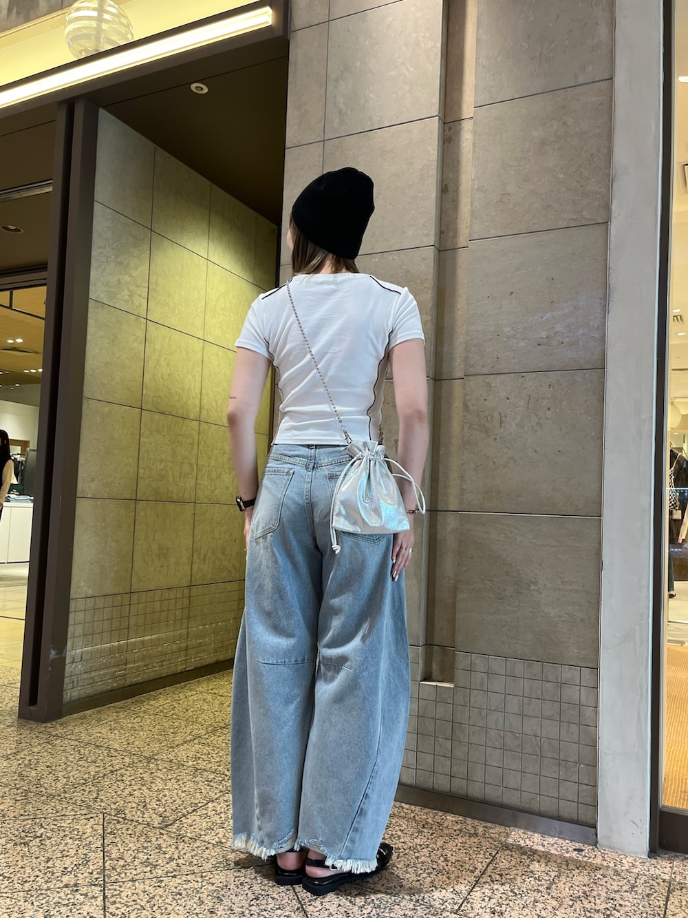 ホワイト系のTシャツ/カットソー、ブルー系のデニムパンツ、ブラック系のパンプスを着用したレディースの夏コーディネートの2枚目の写真