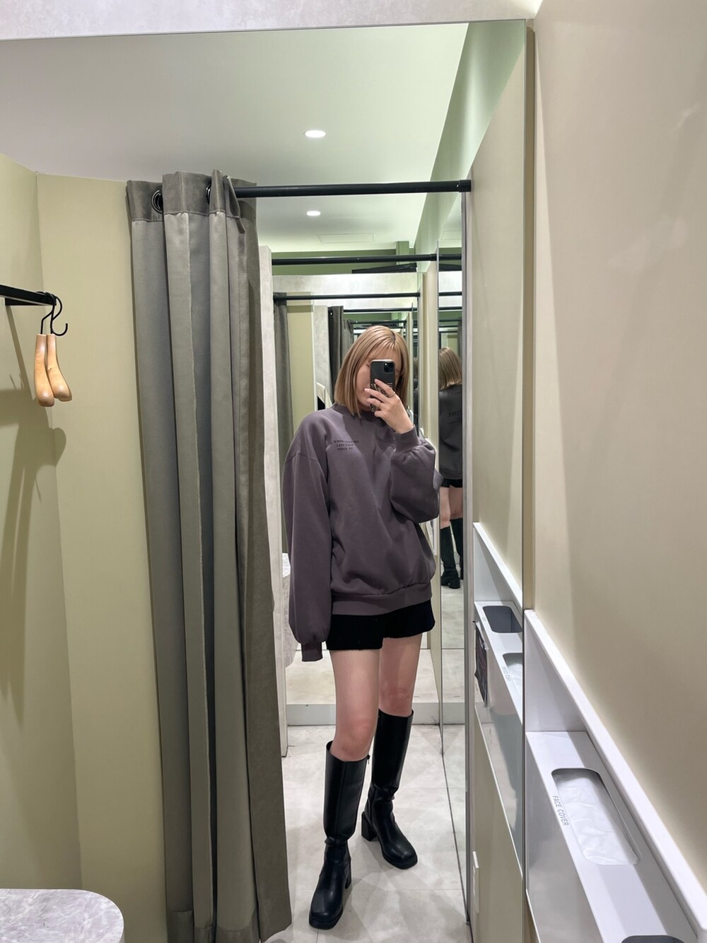 グレー系のスウェット、ブラック系のスウェットパンツ、ブラック系のスタジャンを着用したレディースの秋コーディネートの3枚目の写真