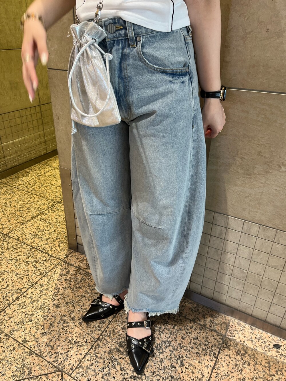 ホワイト系のTシャツ/カットソー、ブルー系のデニムパンツ、ブラック系のパンプスを着用したレディースの夏コーディネートの5枚目の写真