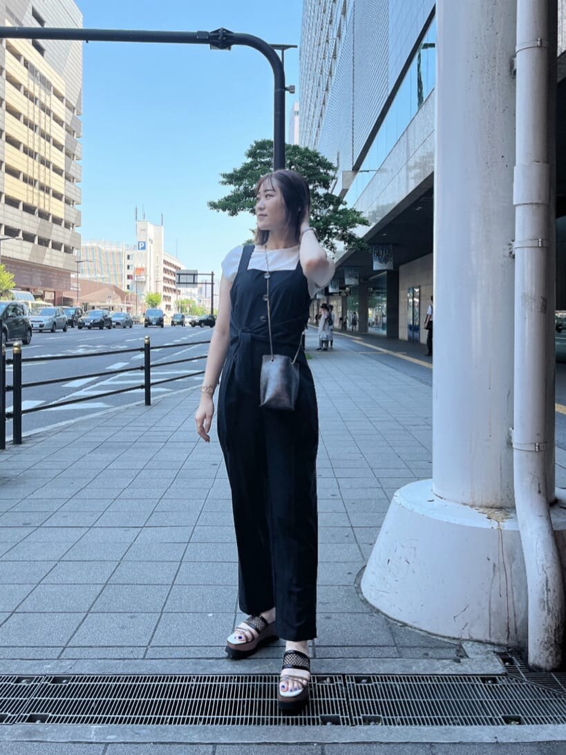 ブラック系のつなぎ/オールインワン、その他のサンダル、ブラック系のショルダーバッグを着用したレディースの夏コーディネートの5枚目の写真