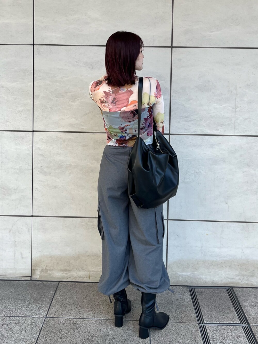 グレー系のカーゴパンツ、ブラック系のブーツ、ホワイト系のTシャツ/カットソーを着用したレディースの夏コーディネートの3枚目の写真