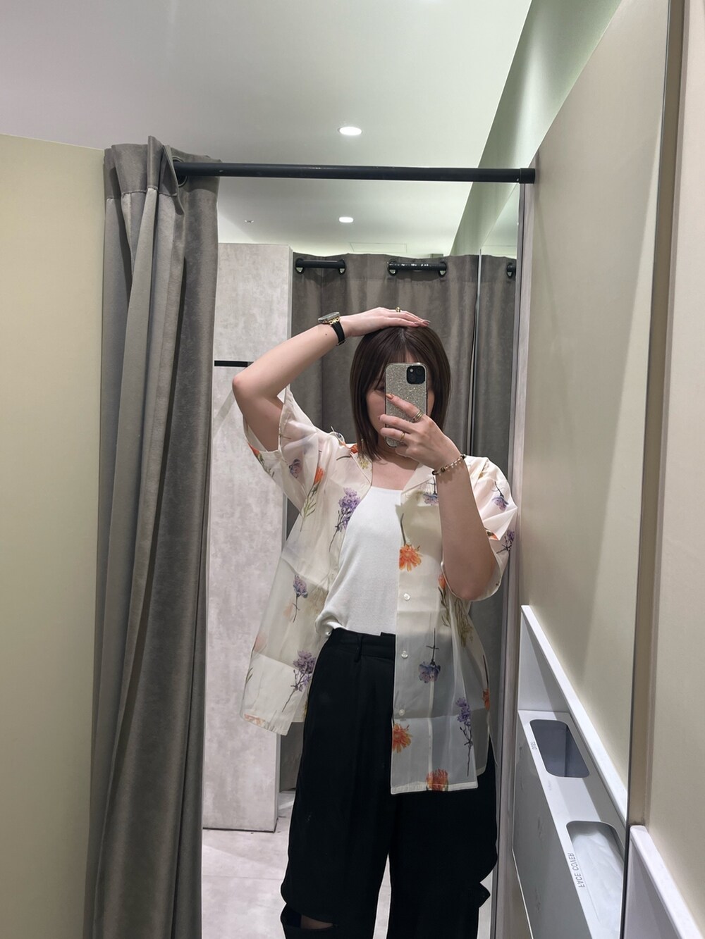 ホワイト系のシャツ/ブラウス、ホワイト系のニット/セーター、ブラック系のその他パンツを着用したレディースの春コーディネートの3枚目の写真