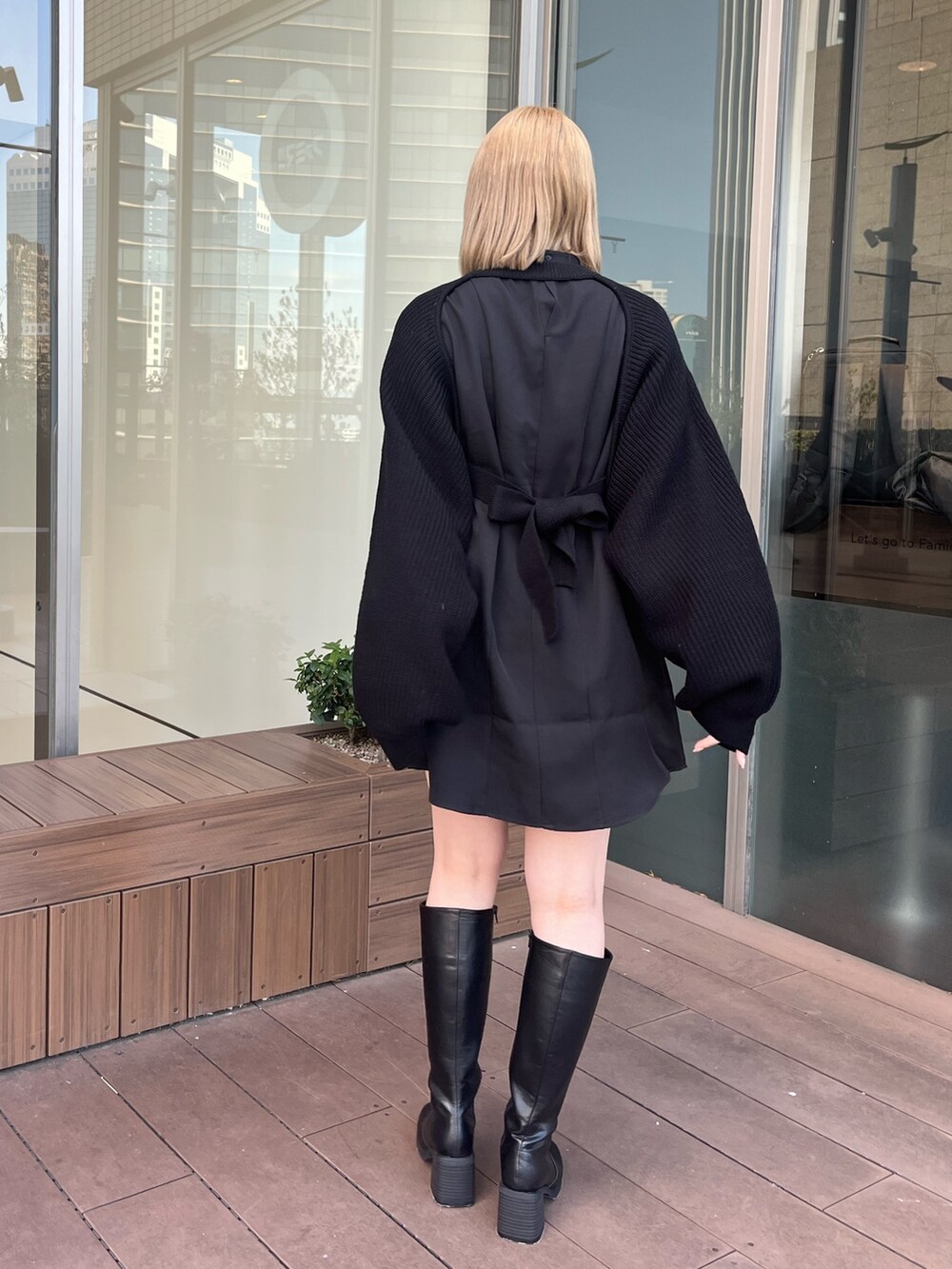 「ワンピース、ムートン」｜「MURUAのボレロステッチワンピース（ワンピース、ブラック系）」を使った、清水夢乃さん（レディース・166cm）の冬コーディネートの6枚目の写真