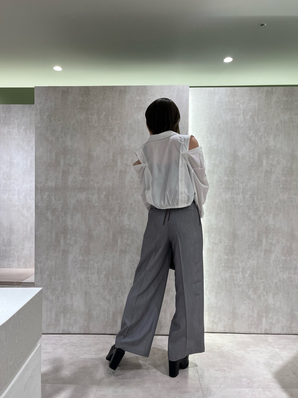 ブラウン系のニット/セーター、ホワイト系のシャツ/ブラウス、ブラック系のサンダルを着用したレディースの春コーディネートの5枚目の写真