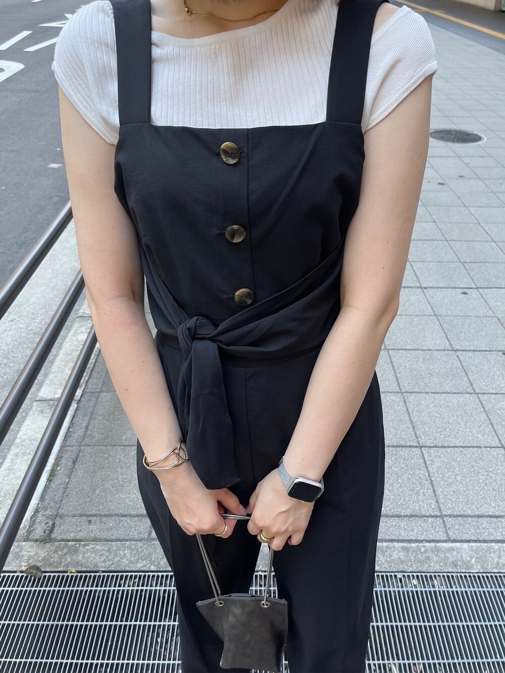 ブラック系のつなぎ/オールインワン、その他のサンダル、ブラック系のショルダーバッグを着用したレディースの夏コーディネートの4枚目の写真