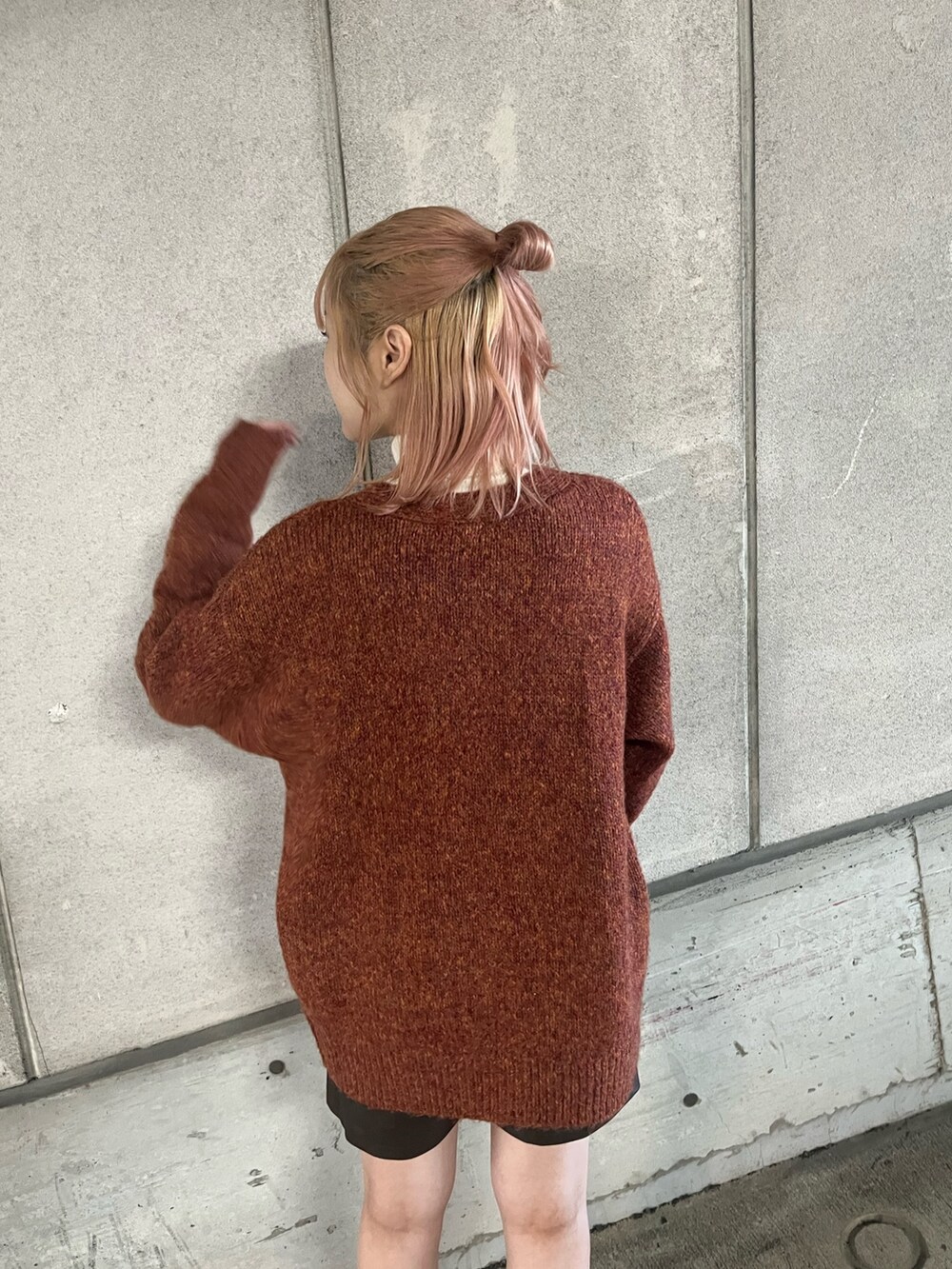 オレンジ系のカーディガン/ボレロ、ホワイト系のニット/セーター、ブラウン系のその他パンツを着用したレディースの秋コーディネートの3枚目の写真