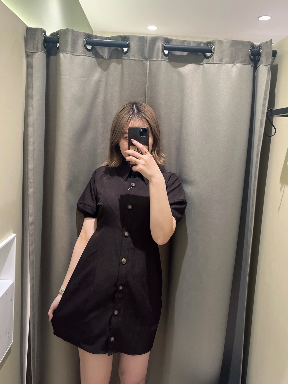 ブラウン系のワンピース、ホワイト系のハットを着用したレディースの春コーディネートの3枚目の写真