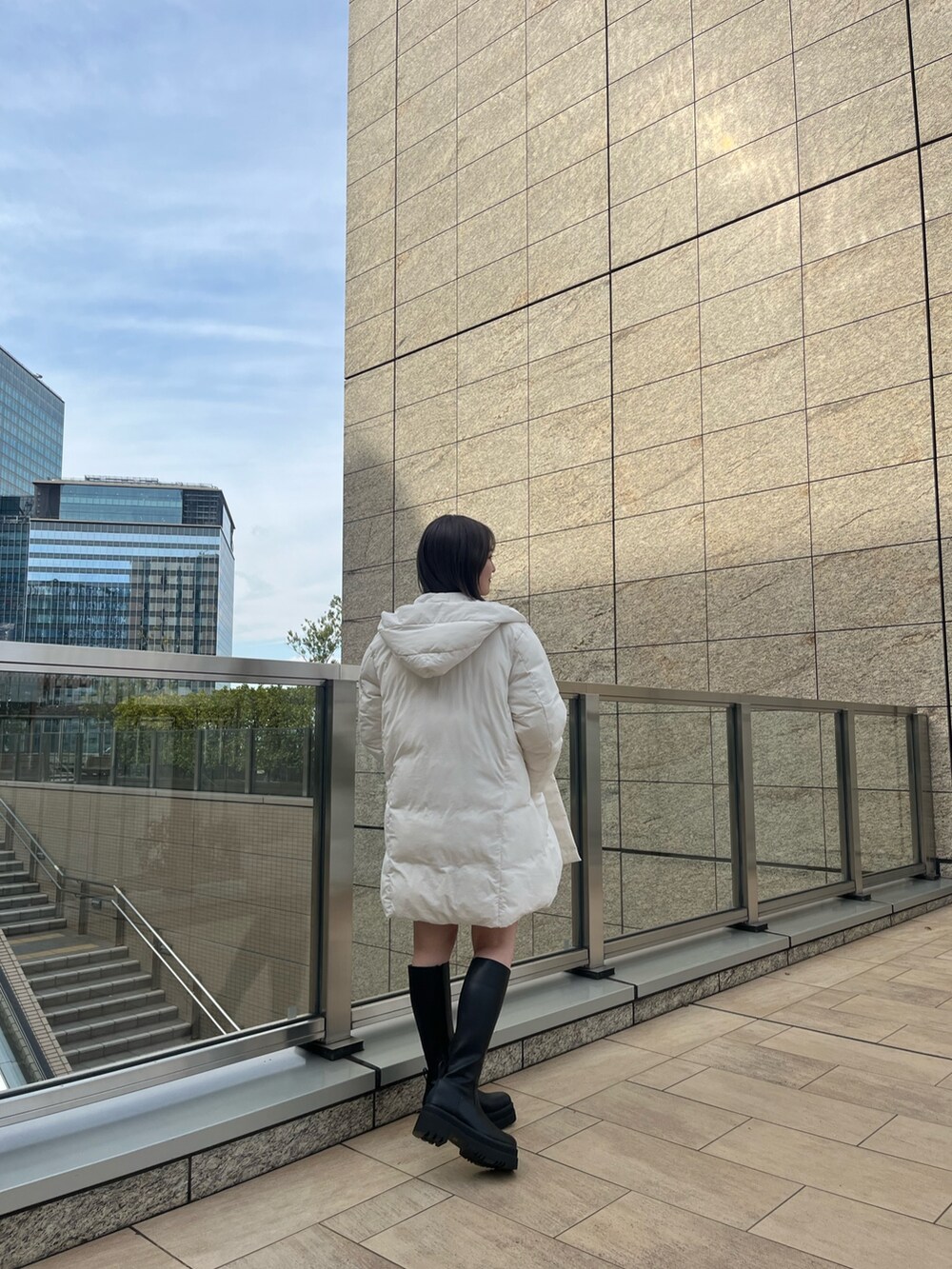 「MURUAのコクーンミドルブルゾン（ブルゾン、ホワイト系）」を使った、清水夢乃さん（レディース・166cm）の冬コーディネートの2枚目の写真