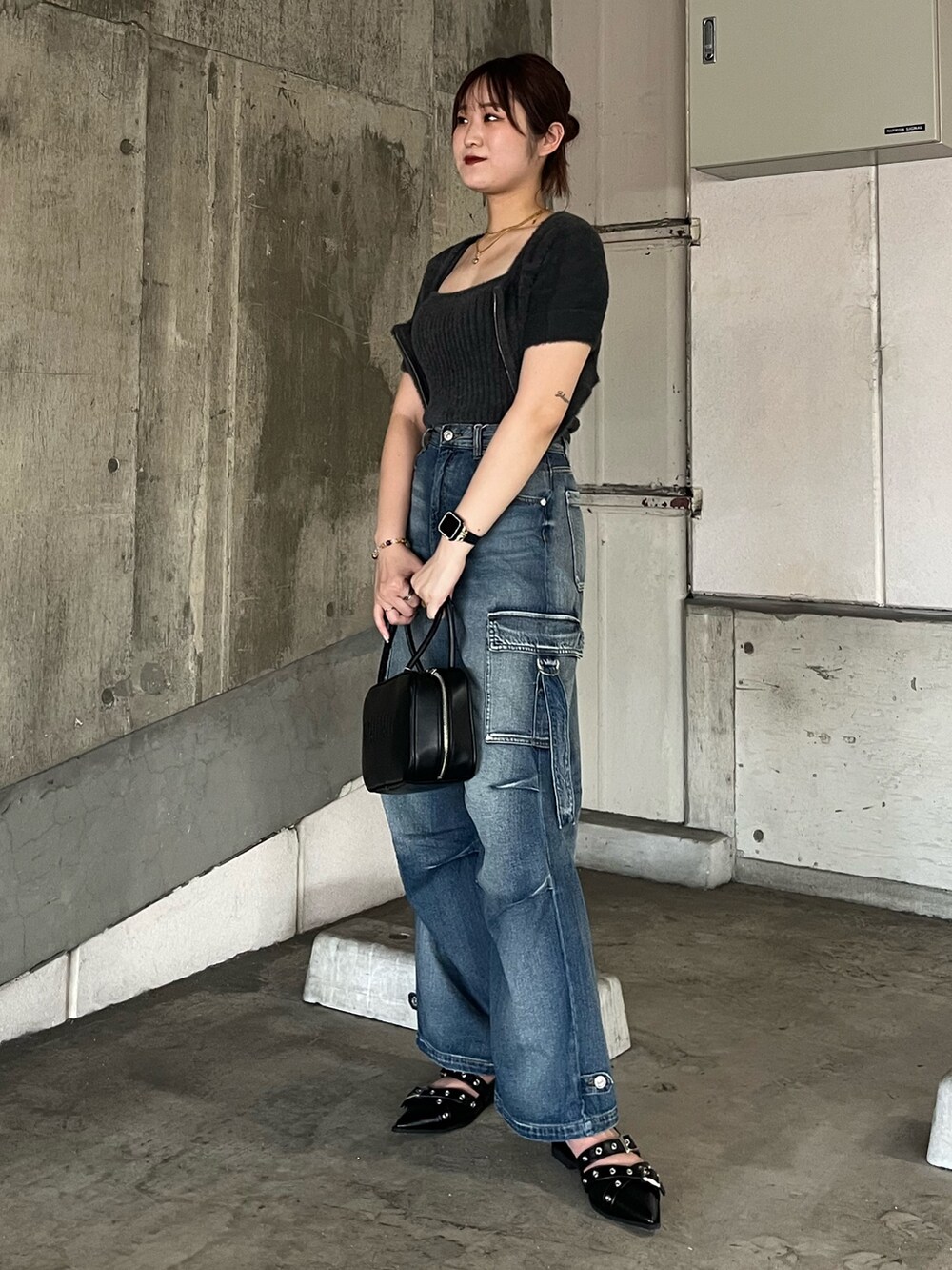 グレー系のニット/セーター、ブルー系のデニムパンツ、ブラック系のパンプスを着用したレディースの秋コーディネートの3枚目の写真