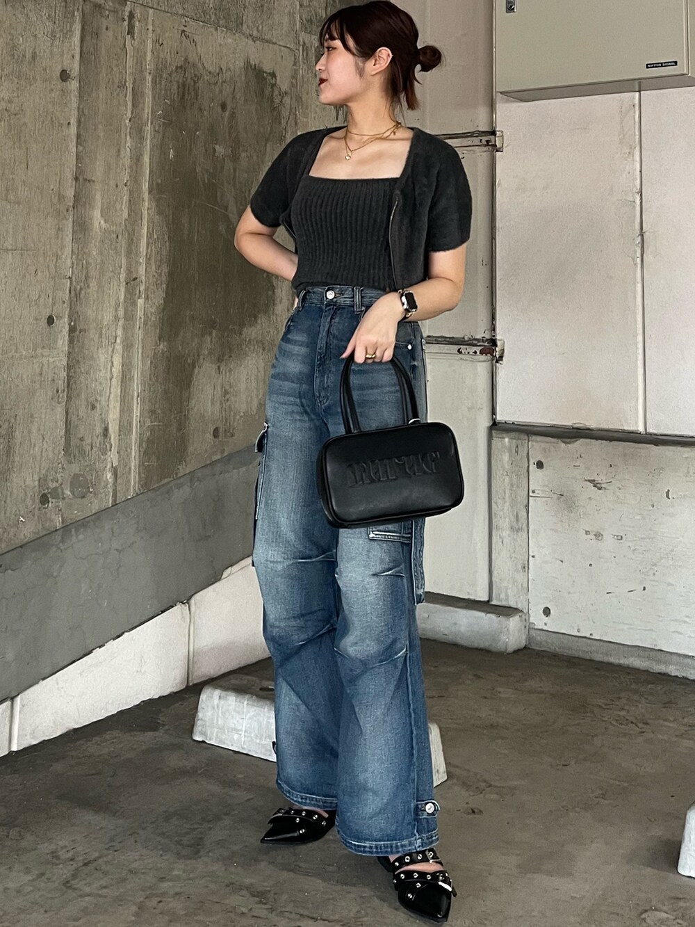 グレー系のニット/セーター、ブルー系のデニムパンツ、ブラック系のパンプスを着用したレディースの秋コーディネートの6枚目の写真
