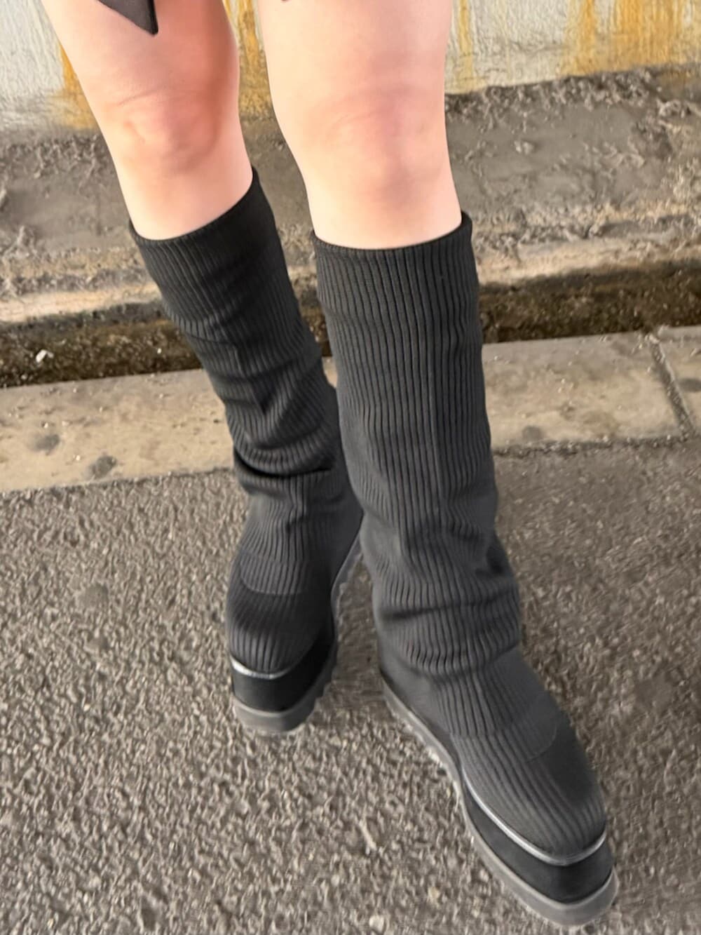 ブラック系のテーラードジャケット、ブラック系のパーカー、ホワイト系のキャミソールを着用したレディースの春コーディネートの8枚目の写真