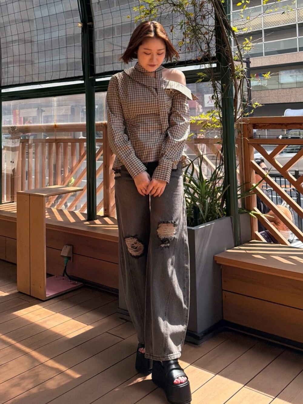 グレー系のデニムパンツ、ブラック系のブーツ、その他のシャツ/ブラウスを着用したレディースの春コーディネートの3枚目の写真