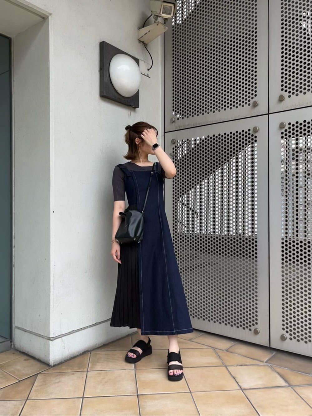 ブラック系のサンダル、ブルー系のワンピース、グレー系のニット/セーターを着用したレディースの夏コーディネートの3枚目の写真