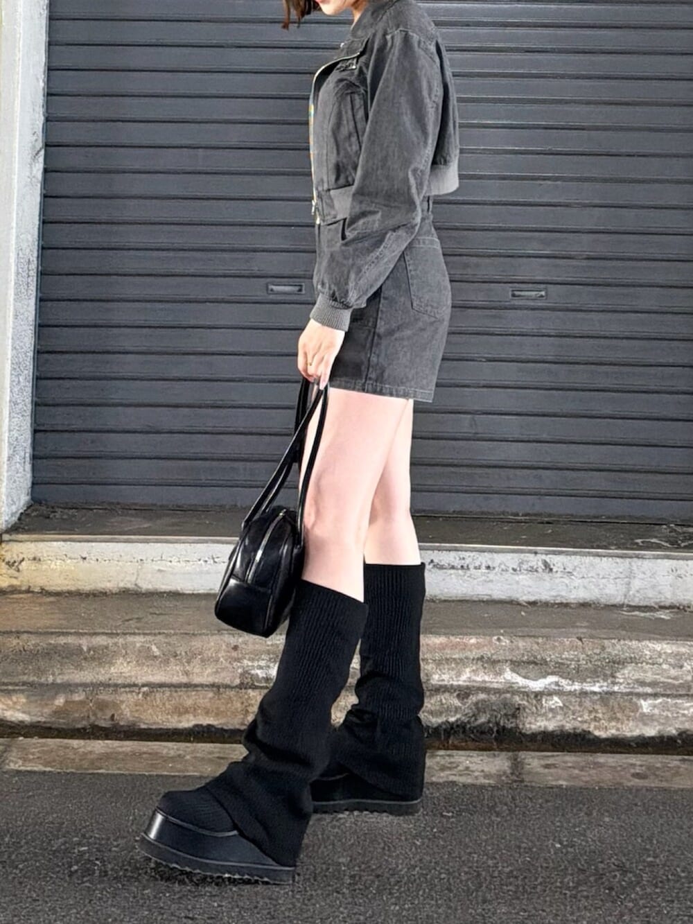 ホワイト系のキャミソール、ブラック系のブーツ、グレー系のその他パンツを着用したレディースの春コーディネートの3枚目の写真