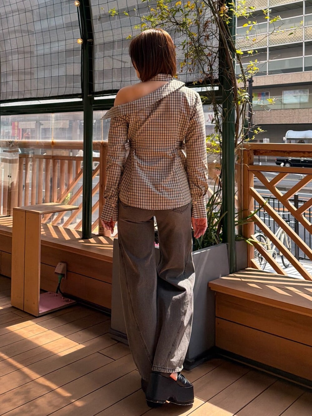 グレー系のデニムパンツ、ブラック系のブーツ、その他のシャツ/ブラウスを着用したレディースの春コーディネートの5枚目の写真