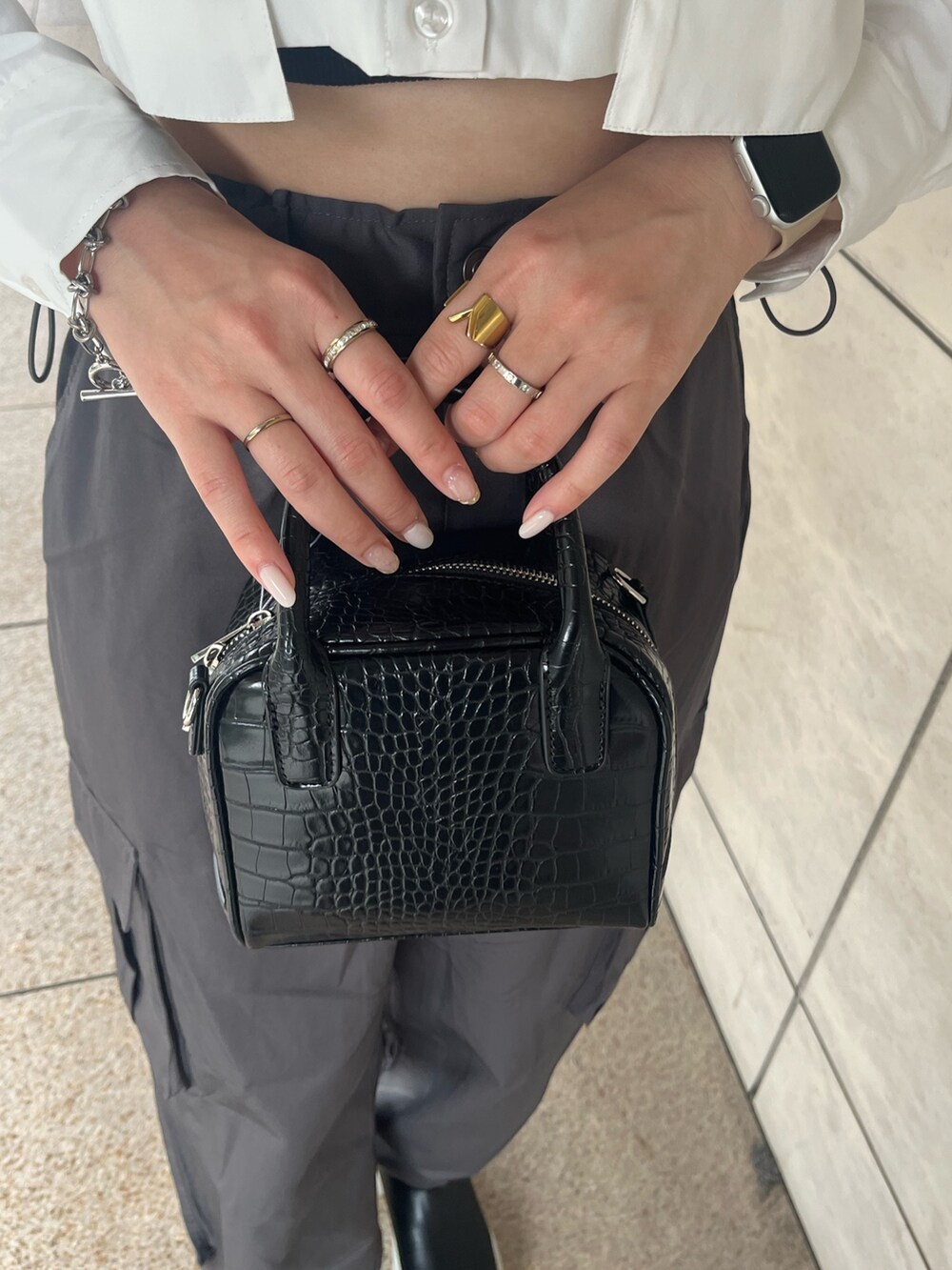 ホワイト系のシャツ/ブラウス、グレー系のカーゴパンツ、ブラック系のブーツを着用したレディースの秋コーディネートの6枚目の写真