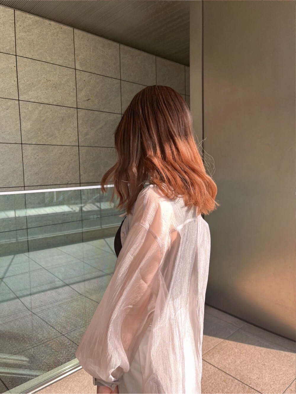 ブラック系のタンクトップ、その他のハンドバッグ、ホワイト系のデニムスカートを着用したレディースの春コーディネートの5枚目の写真