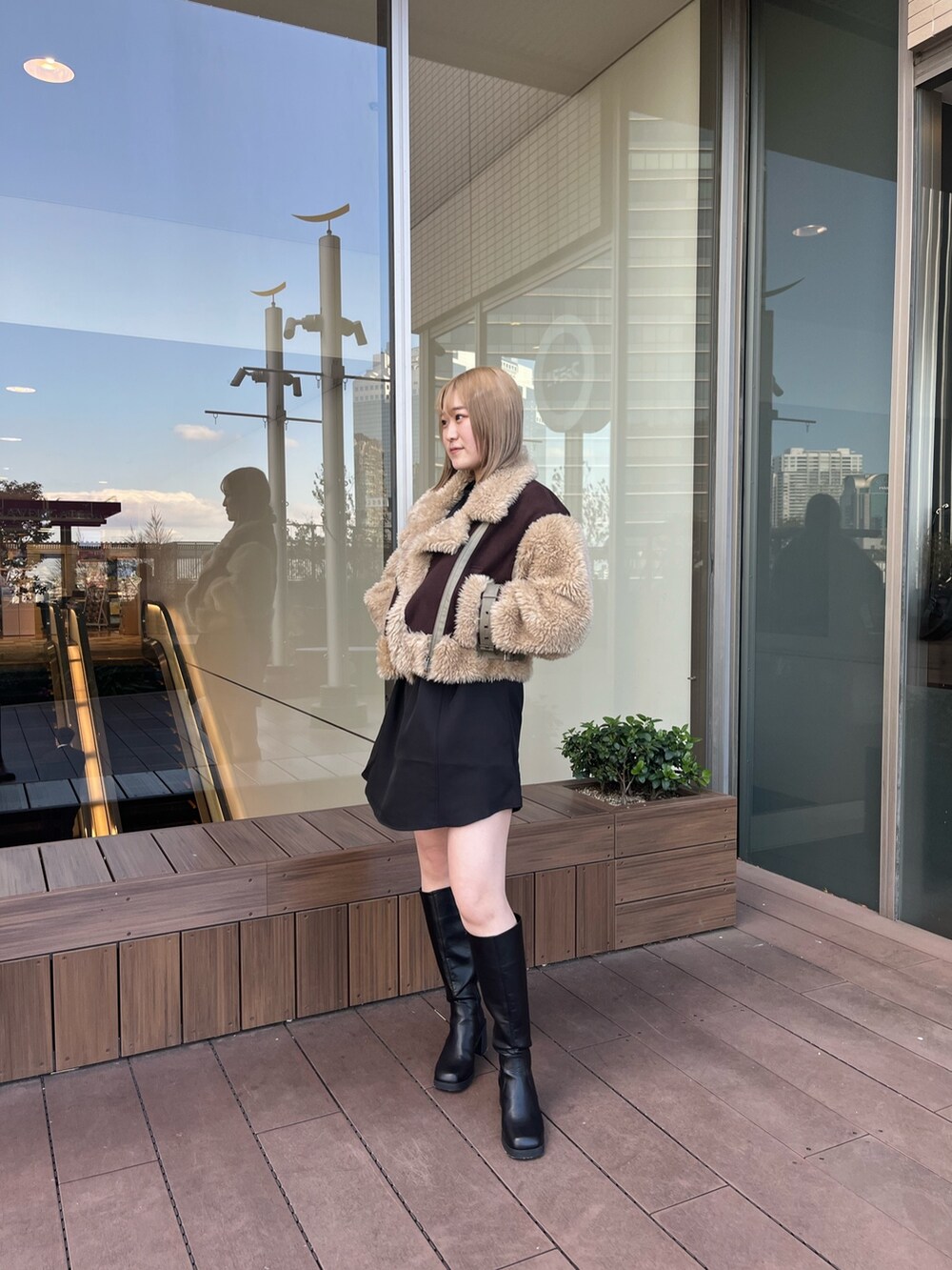 「ワンピース、ムートン」｜「MURUAのボレロステッチワンピース（ワンピース、ブラック系）」を使った、清水夢乃さん（レディース・166cm）の冬コーディネートの2枚目の写真