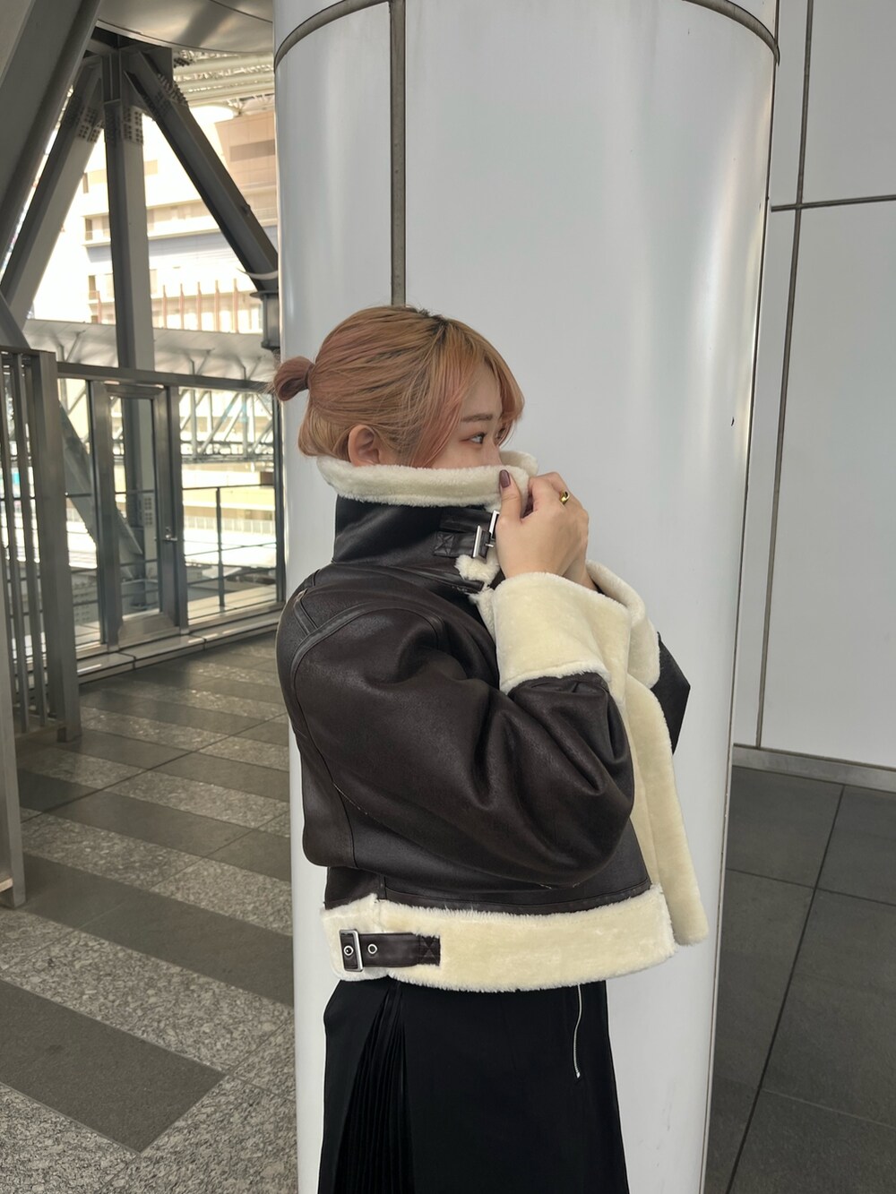 パープル系のニット/セーター、ブラック系のスカート、ブラック系のブーツを着用したレディースの秋コーディネートの5枚目の写真