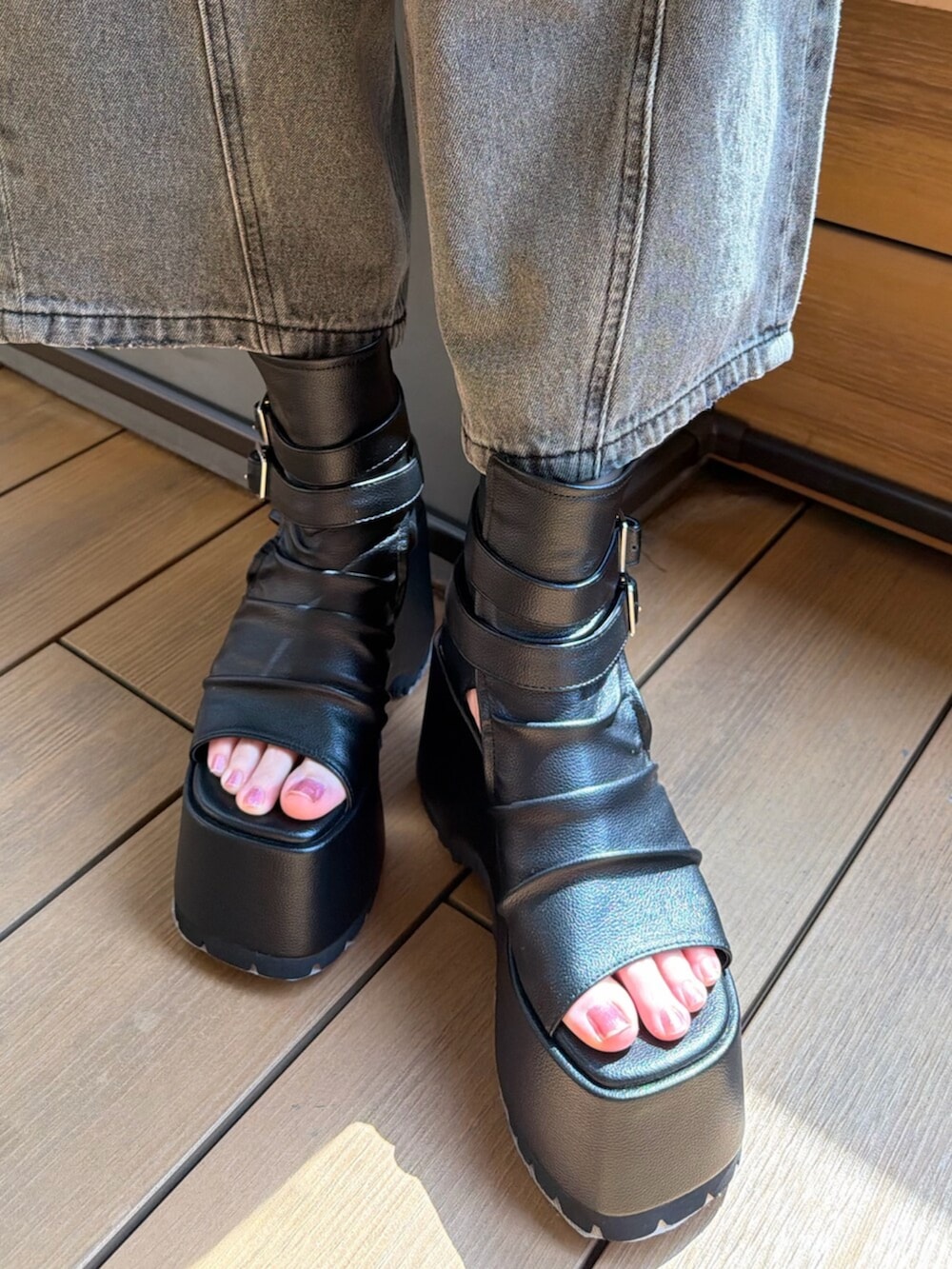 グレー系のデニムパンツ、ブラック系のブーツ、その他のシャツ/ブラウスを着用したレディースの春コーディネートの8枚目の写真