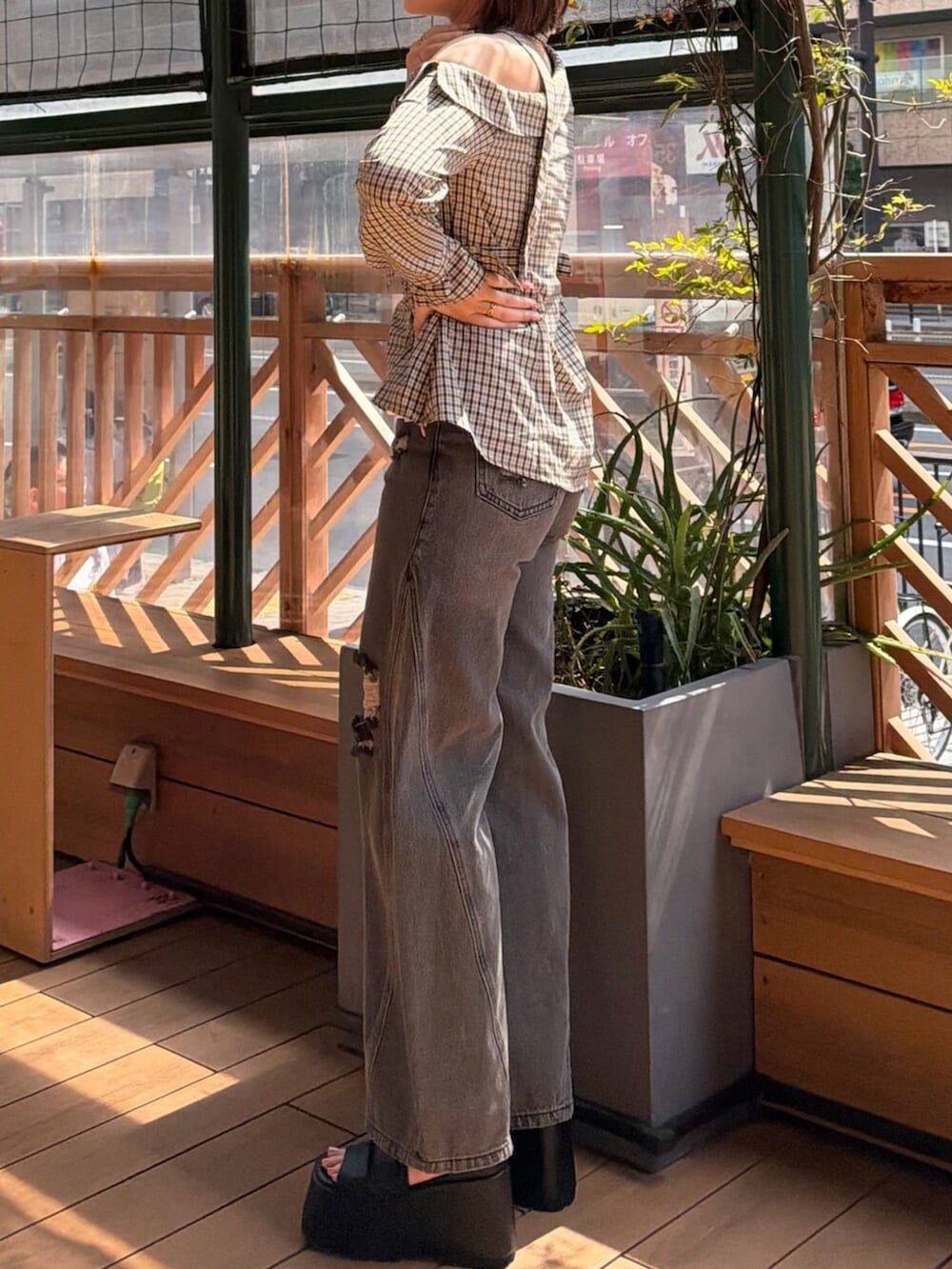 グレー系のデニムパンツ、ブラック系のブーツ、その他のシャツ/ブラウスを着用したレディースの春コーディネートの4枚目の写真