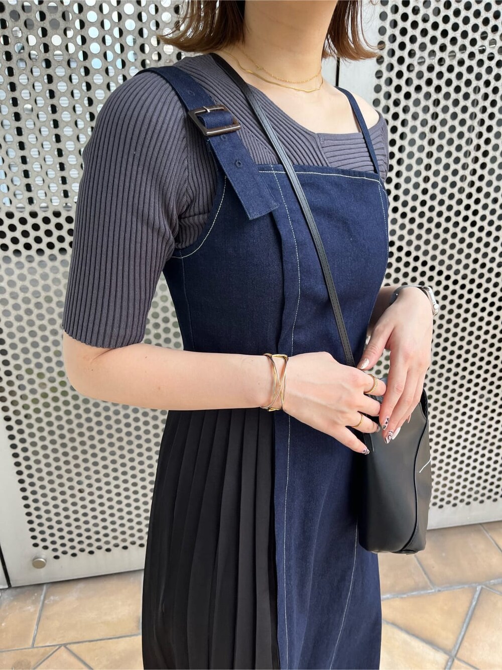 ブラック系のサンダル、ブルー系のワンピース、グレー系のニット/セーターを着用したレディースの夏コーディネートの6枚目の写真