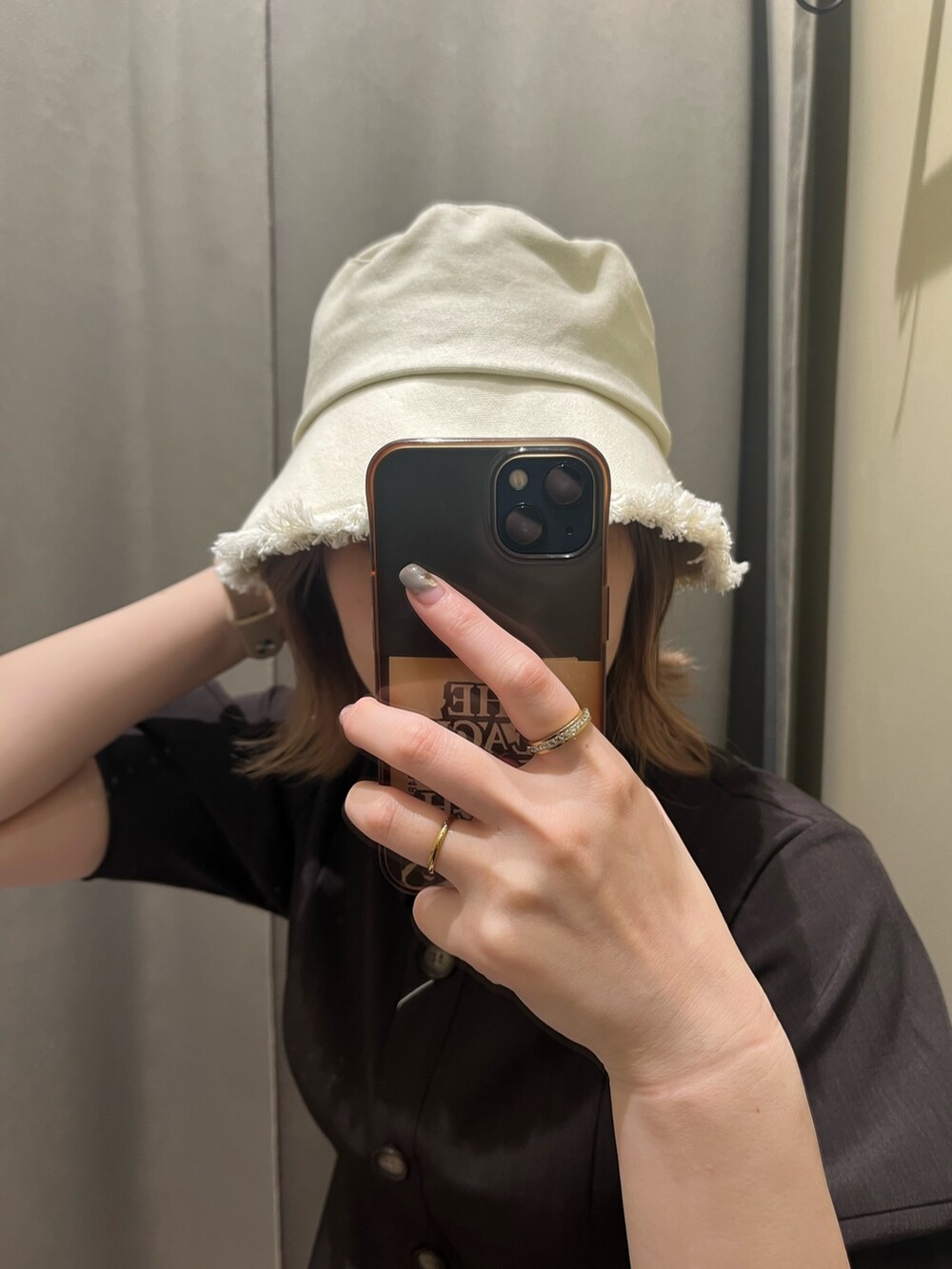 ブラウン系のワンピース、ホワイト系のハットを着用したレディースの春コーディネートの4枚目の写真