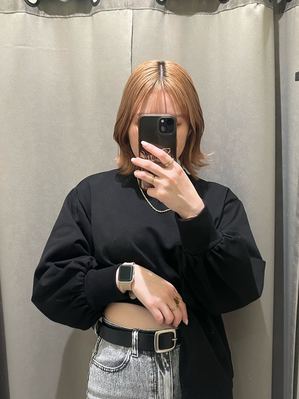 グレー系のデニムパンツ、ブラック系のTシャツ/カットソー、ブラック系のベルトを着用したレディースの春コーディネートの3枚目の写真