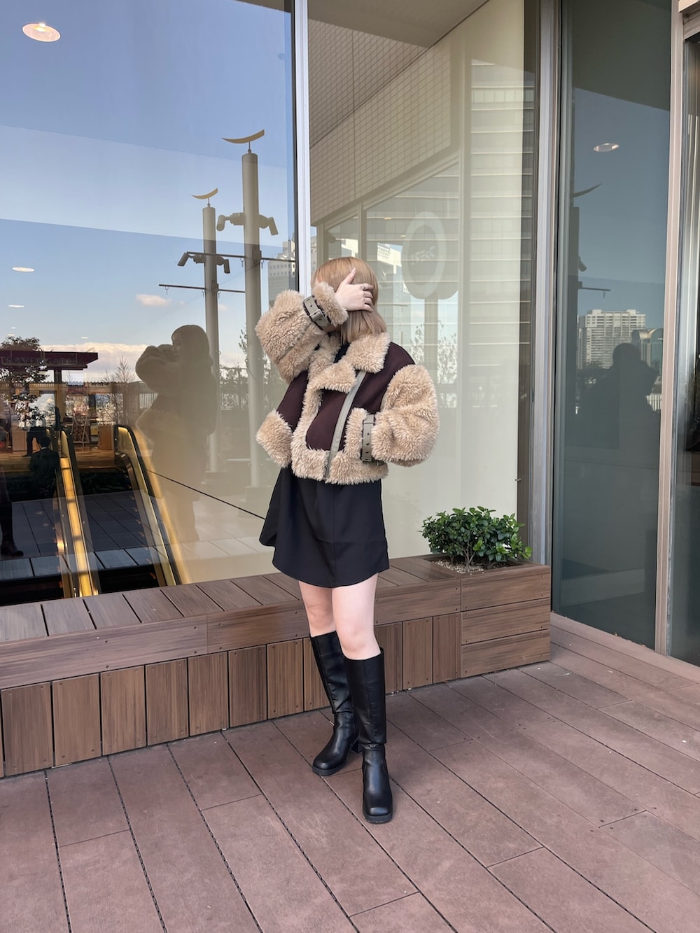 「ワンピース、ムートン」｜「MURUAのボレロステッチワンピース（ワンピース、ブラック系）」を使った、清水夢乃さん（レディース・166cm）の冬コーディネートの3枚目の写真