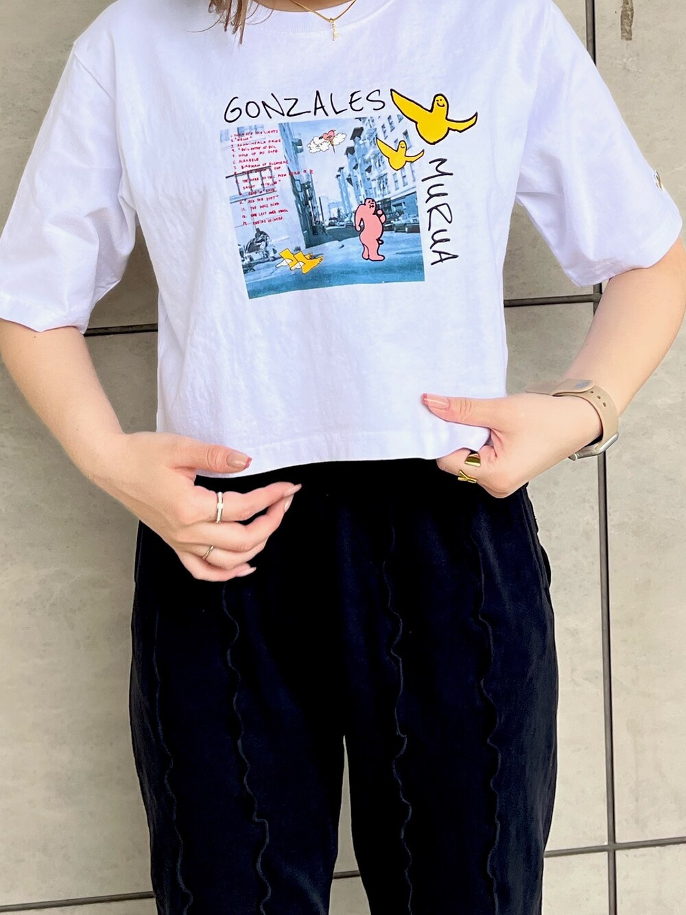 ホワイト系のTシャツ/カットソー、ブラック系のハンドバッグを着用したレディースの春コーディネートの4枚目の写真