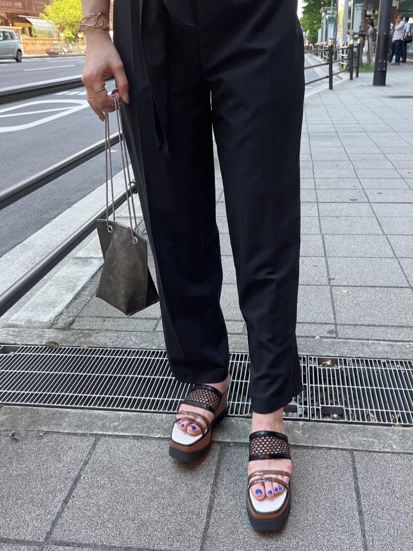 ブラック系のつなぎ/オールインワン、その他のサンダル、ブラック系のショルダーバッグを着用したレディースの夏コーディネートの6枚目の写真