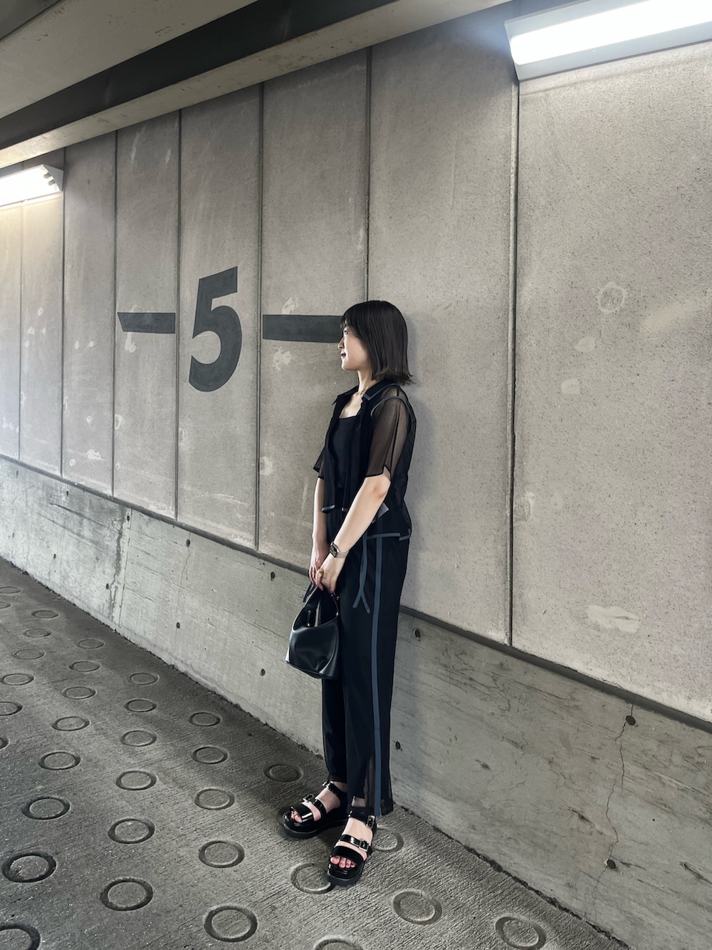 ブラック系のシャツ/ブラウス、ブラック系のスウェットパンツ、ブラック系のサンダルを着用したレディースの夏コーディネートの2枚目の写真