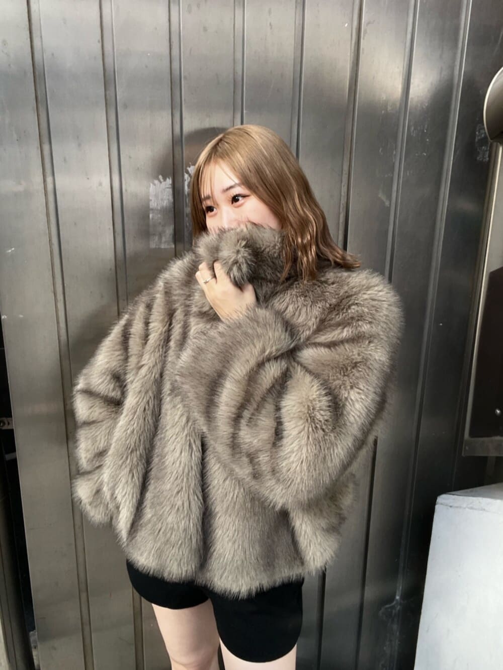 グレー系のブルゾン、ブラック系のその他パンツ、ブラック系のブーツを着用したレディースの秋コーディネートの6枚目の写真