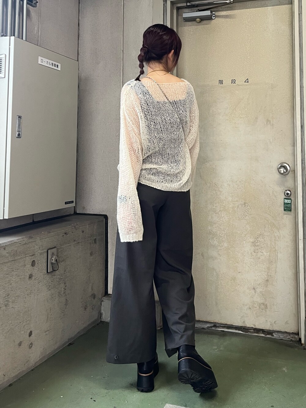 ホワイト系のニット/セーター、グレー系のその他パンツ、ブラック系のブーツを着用したレディースの秋コーディネートの7枚目の写真