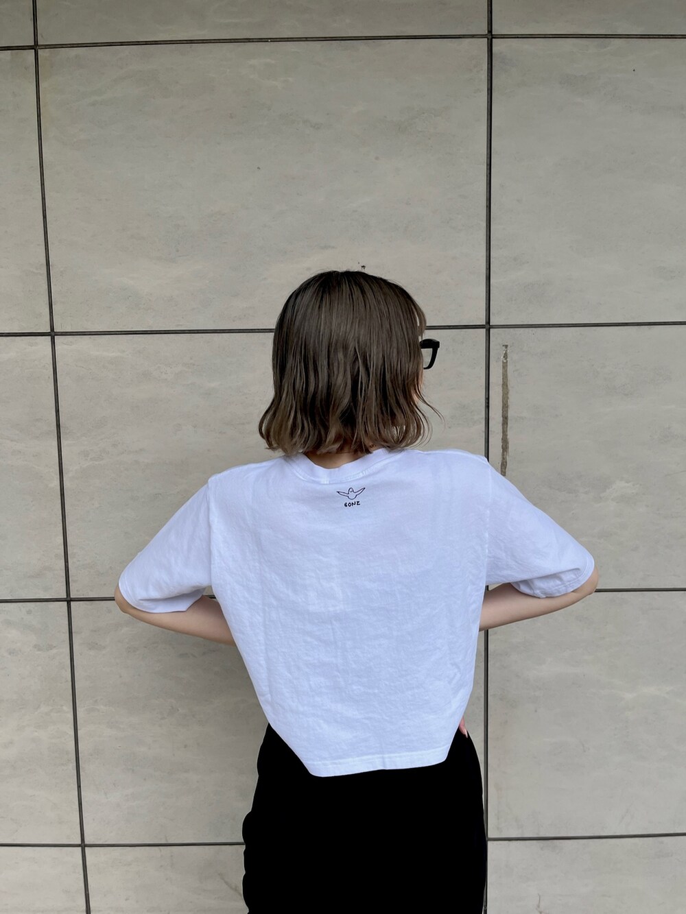 ホワイト系のTシャツ/カットソー、ブラック系のハンドバッグを着用したレディースの春コーディネートの2枚目の写真