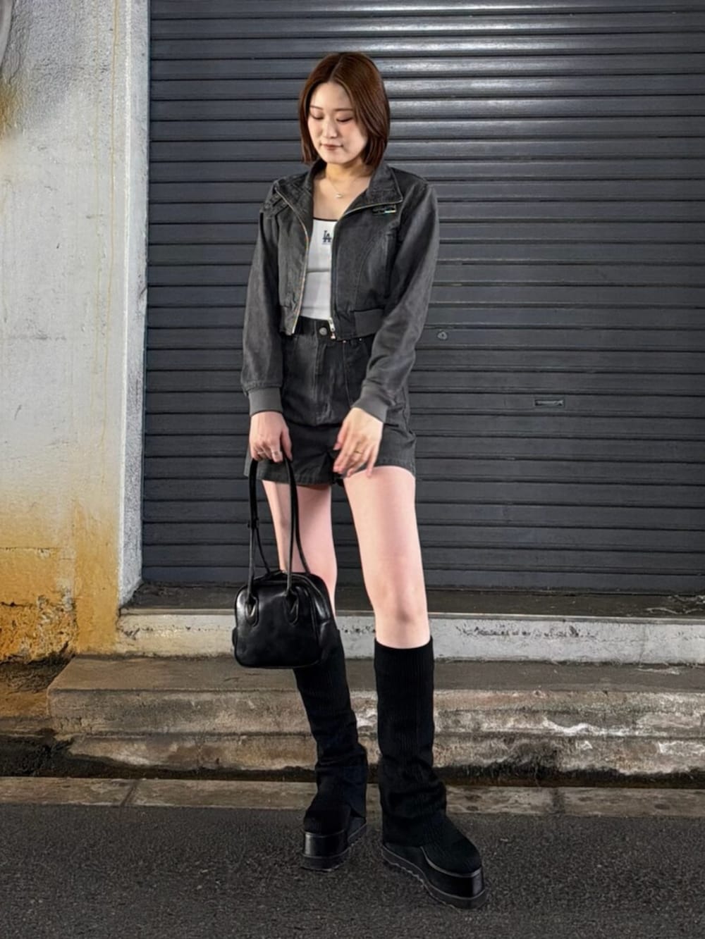 ホワイト系のキャミソール、ブラック系のブーツ、グレー系のその他パンツを着用したレディースの春コーディネートの4枚目の写真