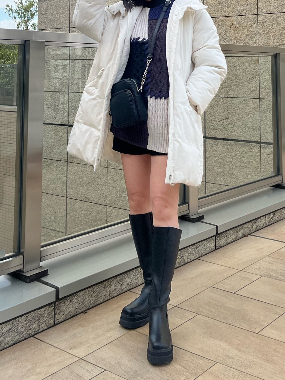 「MURUAのコクーンミドルブルゾン（ブルゾン、ホワイト系）」を使った、清水夢乃さん（レディース・166cm）の冬コーディネートの3枚目の写真