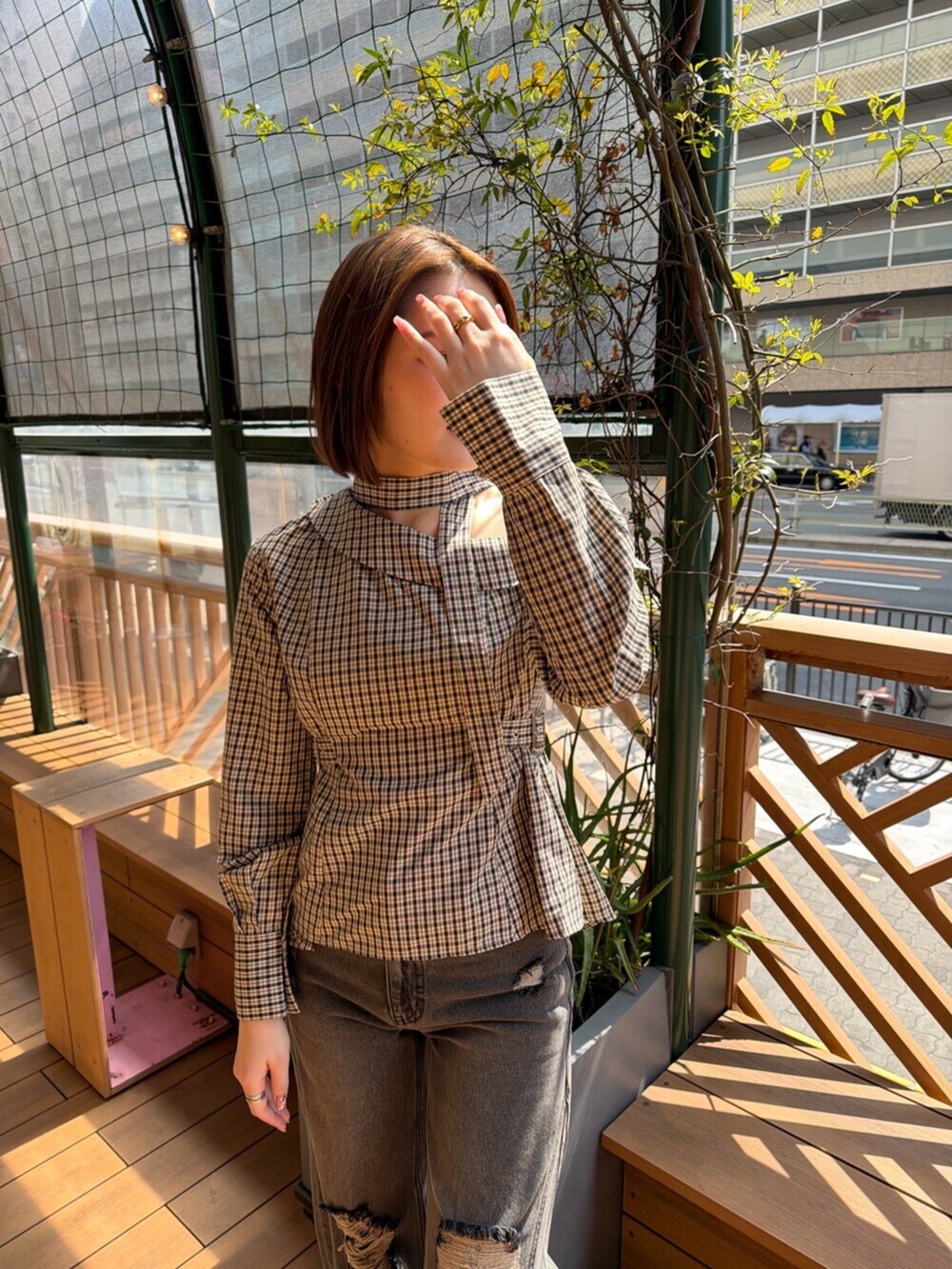 グレー系のデニムパンツ、ブラック系のブーツ、その他のシャツ/ブラウスを着用したレディースの春コーディネートの6枚目の写真