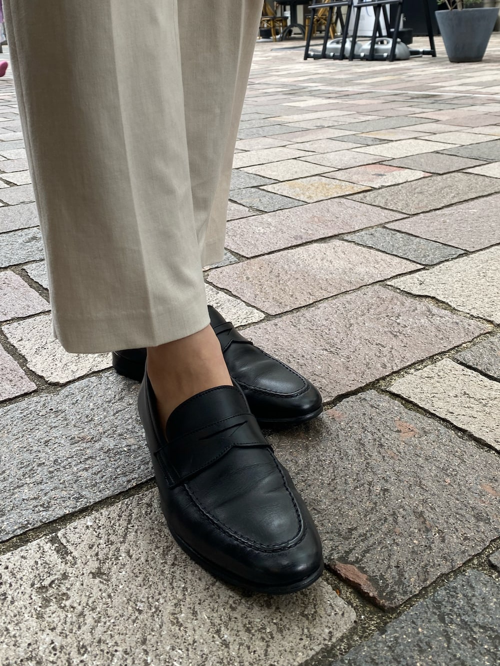 ブラック系のローファーを着用したレディースの夏コーディネートの3枚目の写真