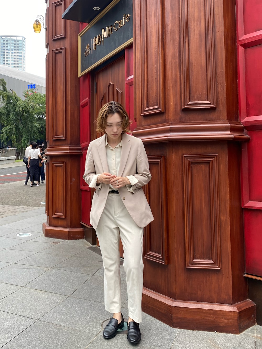 ブラック系のローファーを着用したレディースの夏コーディネートの2枚目の写真